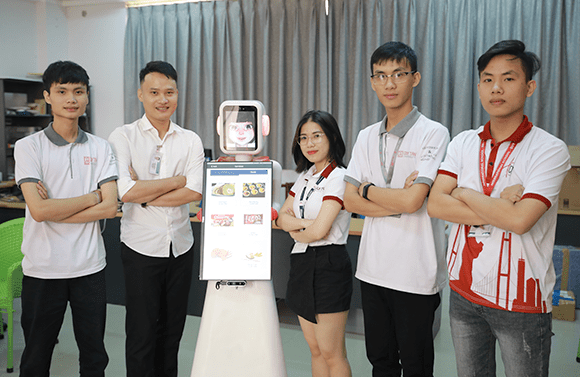Nhóm nghiên cứu AI của ĐH Duy Tân cùng sản phẩm Robot phục vụ thông minh