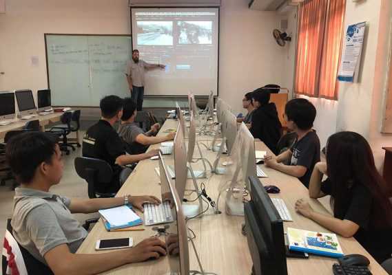 Sinh viên học ngành Công nghệ Thông tin tại Đại học Duy Tân