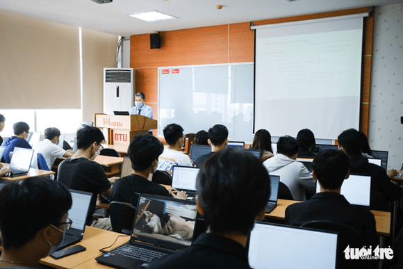 Sinh viên Đại học Duy Tân trong giờ học công nghệ thông tin