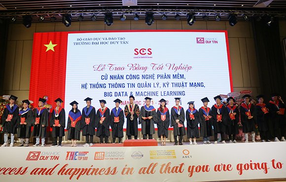 Buổi Lễ Trao bằng tốt nghiệp của Trường Khoa học Máy tính diễn ra vào chiều ngày 14/7/2022 tại số 3 Quang Trung, Tp. Đà Nẵng đã bao trọn những khoảnh khắc tuyệt vời