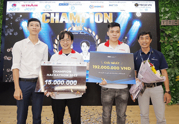Đội EnerG (sinh viên ĐH Duy Tân) giành giải nhất Hackathon 2022